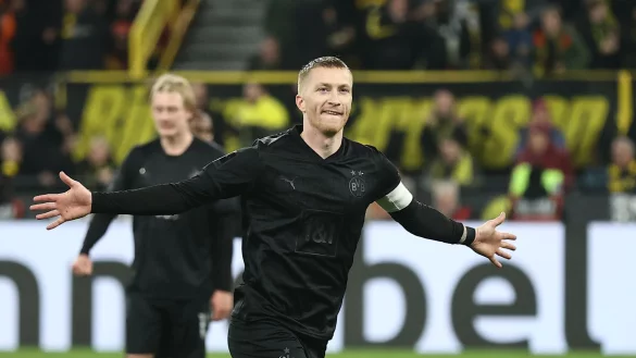 Dortmunds Kapit&auml;n Marco Reus traf per Freisto&szlig; zum 3:1. - &copy; Rolf Vennenbernd/dpa