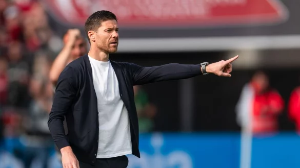 Leverkusens Trainer Xabi Alonso gestikuliert an der Seitenlinie. - &copy; Marius Becker/dpa