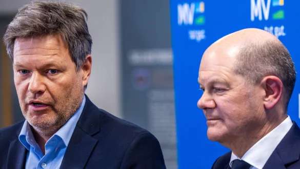 Olaf Scholz (r) und Robert Habeck sind zu einer Gesprächsrunde zu den Rügener LNG-Plänen nach Binz gekommen. - © Jens Büttner/dpa