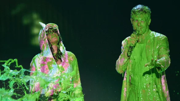Michelle Rodriguez (l) und Chris Pine werden vollgeschleimt. - &copy; Richard Shotwell/Invision via AP/dpa