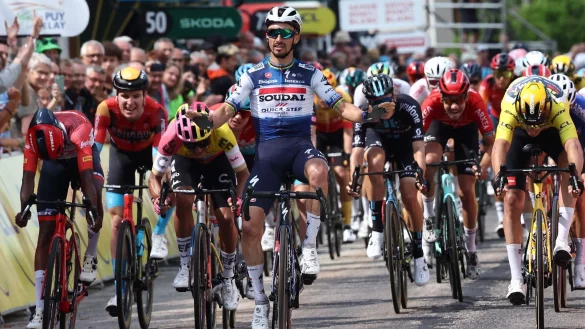 Julian Alaphilippe (M) aus Frankreich vom Team Quick-Step Soudal jubelt &uuml;ber seinen Etappensieg. - &copy; Anne-Christine Poujoulat/AFP/dpa