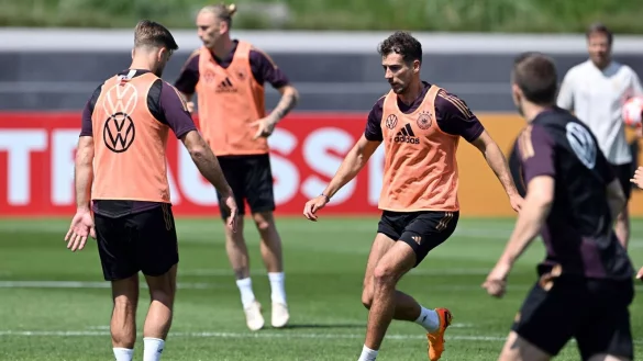 &Auml;u&szlig;erte sich noch einmal zum deutschen WM-Aus in Katar: Leon Goretzka (M). - &copy; Federico Gambarini/dpa