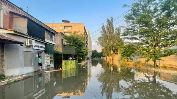 Eine &uuml;berflutete Stra&szlig;e in der ukrainischen Stadt Cherson nach der Zerst&ouml;rung des Kachowka-Damms. - &copy; --/kyodo/dpa