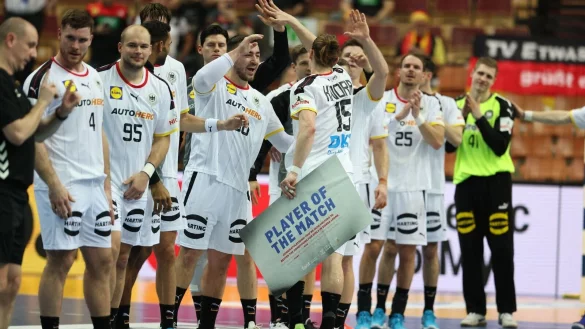 Die deutschen Handballer jubeln nach dem Sieg gegen Katar. - &copy; Jan Woitas/dpa