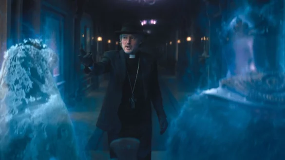 Owen Wilson als Priester Kent in einer Szene des Films "Die Geistervilla". - &copy; -/Disney Enterprises/dpa