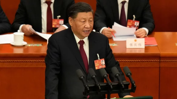 Chinas Staats- und Parteichef Xi Jinping spricht im Rahmen der Jahrestagung des Nationalen Volkskongresses in Peking. - © Andy Wong/AP