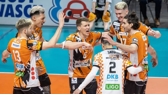 Spieler der Berlin Volleys jubeln nach einem Punktgewinn. - &copy; Andreas Gora/dpa