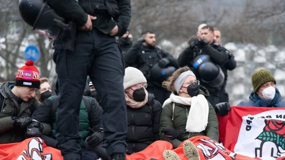Gegendemonstranten mit einer Sitzblockade gegen Neonazi-Aufmarsch in Dresden. - &copy; Sebastian Kahnert/dpa