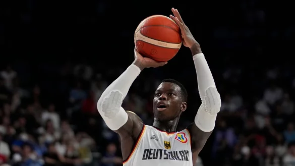 Dennis Schr&ouml;der ist der Kapit&auml;n der deutschen Basketballer. - &copy; Hiro Komae/AP/dpa