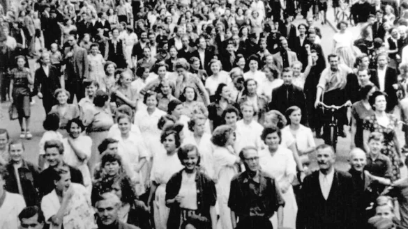 Frauen demonstrieren 1953 auf dem Marktplatz in Halle. - &copy; Alexander K. Ammer/rbb/dpa