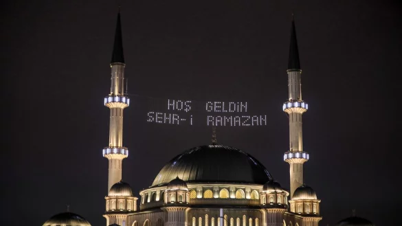 Erste Nacht des muslimischen heiligen Monats Ramadan in der Gro&szlig;en Moschee Hagia Sophia in Istanbul. - &copy; Abed Alrahman Alkahlout/Quds Net News via ZUMA Press/dpa