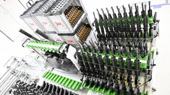 In der Produktionshalle des Waffenherstellers Heckler & Koch in Oberndorf stehen fertige Sturmgewehre vom Typ HK416 F-S aufgereiht. - © Bernd Weißbrod/dpa