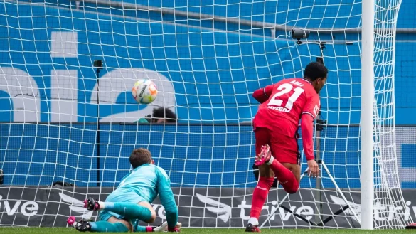 Leverkusens Ayman Azhil (r) trifft gegen Frankfurts Torh&uuml;ter Kevin Trapp zur 1:0-F&uuml;hrung. - &copy; Marius Becker/dpa