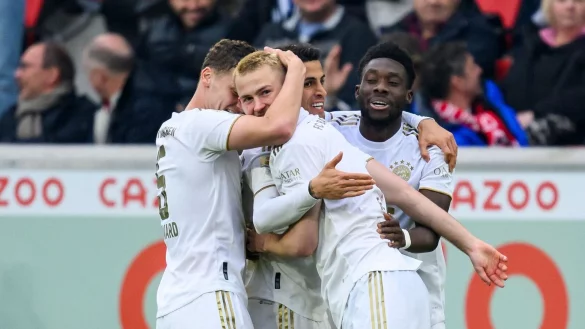 Bayerns Matthijs de Ligt (2.v.l) jubelt nach seinem Tor mit Benjamin Pavard (l), Joao Cancelo (2.v.r) und Alphonso Davies (r). - &copy; Tom Weller/dpa