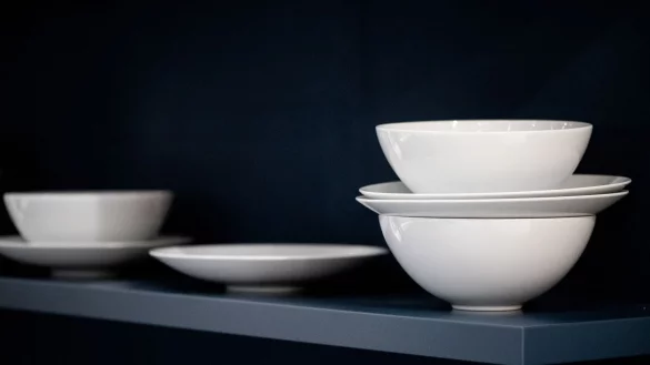 Der Klassiker ist zur&uuml;ck im Trend: Wei&szlig;es, minimalistisches Geschirr. Hier ein Beispiel von Rosenthal. - &copy; Franziska Gabbert/dpa-tmn