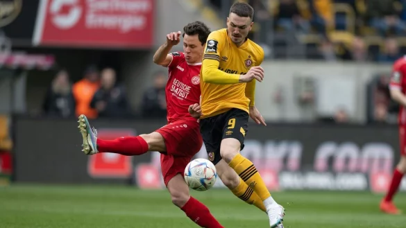 Dynamos Dennis Borkowski (r) im Angriff gegen Essens Clemens Fandrich. - &copy; Sebastian Kahnert/dpa/Archivbild