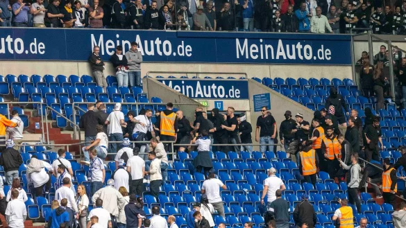 Schalker (wei&szlig;e Shirts) und Frankfurter Fans pr&uuml;geln sich nach dem Spiel auf der Trib&uuml;ne. - &copy; David Inderlied/dpa