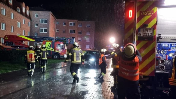 Die von der Freiwilligen Feuerwehr Werne zur Verf&uuml;gung gestellte Aufnahme zeigt Rettungskr&auml;fte im Einsatz. - &copy; Freiwillige Feuerwehr Werne/dpa
