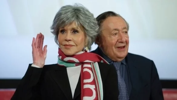 Keine allzu gro&szlig;e N&auml;he: Schauspielerin Jane Fonda mit dem Unternehmer Richard Lugner in Wien. - &copy; Heinz-Peter Bader/AP/dpa