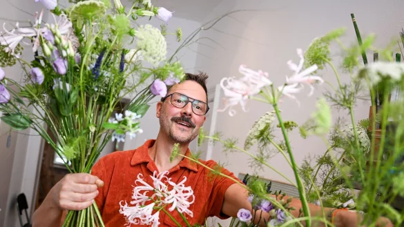 Der Florist Nicolaus Peters bindet einen Blumenstrau&szlig;. Er nimmt f&uuml;r Deutschland vom 7. bis 9. September am World Cup der Floristinnen und Floristen in Manchester teil. - &copy; Jens Kalaene/dpa