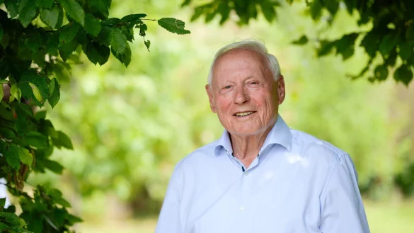 Oskar Lafontaine steht in seinem Garten in der N&auml;he von Merzig. - &copy; Oliver Dietze/dpa