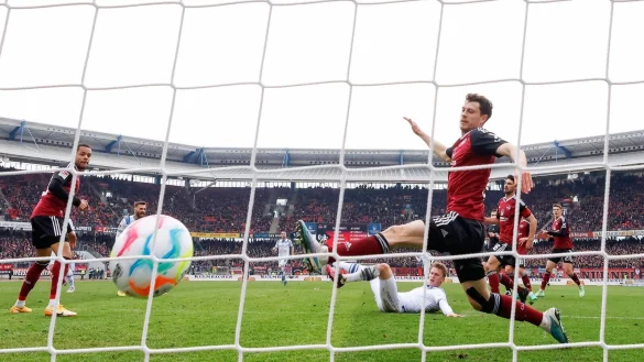 Der Karlsruher Mikkel Kaufmann (M, unten) trifft zur 1:0-F&uuml;hrung beim 1. FC N&uuml;rnberg. - &copy; Daniel L&ouml;b/dpa