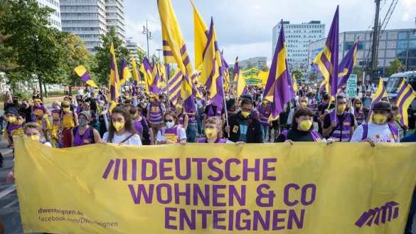 Demonstration in Berlin f&uuml;r die Enteignung gro&szlig;er Wohnungsunternehmen (Archivbild). - &copy; Christophe Gateau/dpa