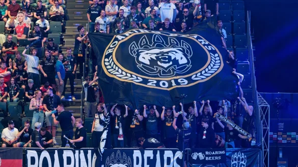 Mit gro&szlig;en Aktionen feierten die Roaring Bears den BIG-Clan trotz verpasster Quali. - &copy; Henning Kaiser/dpa