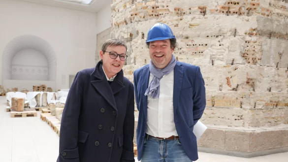 Barbara Gro&szlig;e-Rhode (l), Referatsleiterin im Bundesamt f&uuml;r Bauwesen und Raumordnung, und Stefan Weber, Direktor des Museums f&uuml;r Islamische Kunst, im Pergamonmuseum. - &copy; Joerg Carstensen/dpa