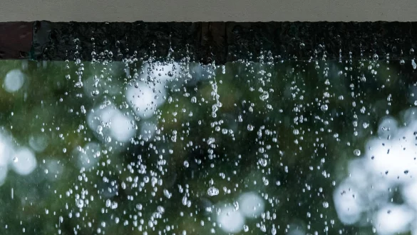 Statt zum Abfluss schie&szlig;t das Regenwasser w&auml;hrend eines Unwetters an einer verstopften Regenrinne hinunter und sucht sich seinen Weg. - &copy; Silas Stein/dpa/dpa-tmn