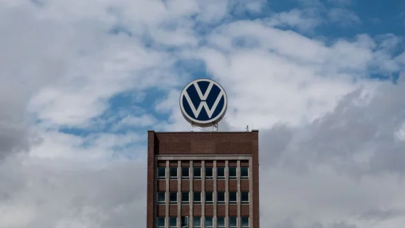 Wolken ziehen über das Markenhochhaus von Volkswagen auf dem Konzerngelände in Wolfsburg. VW hat Quartalszahlen vorgelegt. - © Melissa Erichsen/dpa