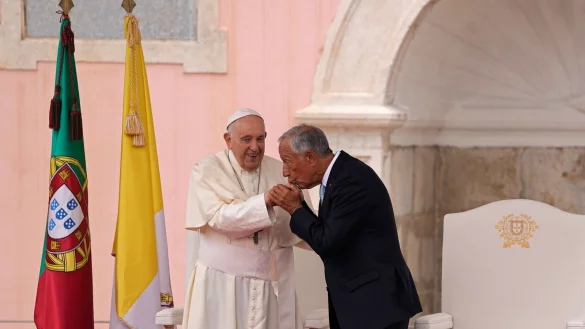 Bei der Willkommenszeremonie k&uuml;sst der portugiesische Pr&auml;sident Marcelo Rebelo de Sousa die Hand von Papst Franziskus. - &copy; Armando Franca/AP/dpa