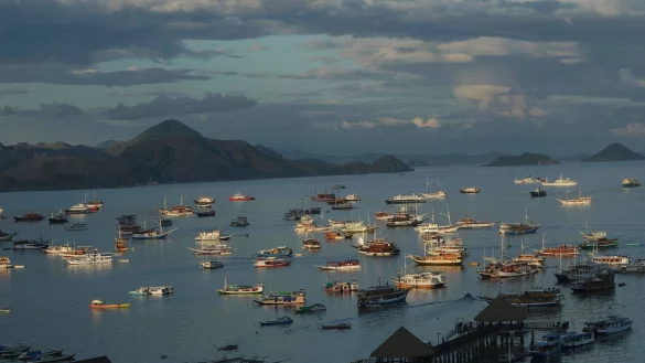 Viele Boote liegen in der Bucht am Hafen von Labuan Bajo, Tor zum Komodo-Nationalpark. Der indonesische Pr&auml;sident Joko Widodo empf&auml;ngt dort diese Woche die Staats- und Regierungschefs des Verbands S&uuml;dostasiatischer Nationen zu ihrem j&auml;hrlichen Gipfel. - &copy; Achmad Ibrahim/AP