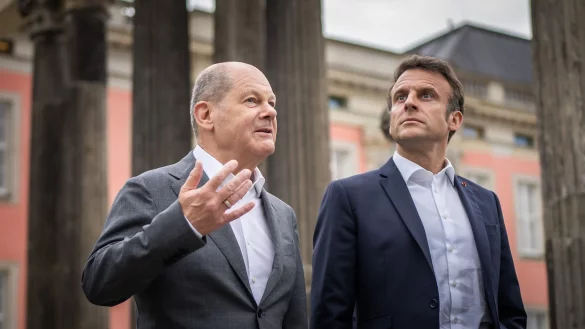 Bundeskanzler Olaf Scholz (l.), der sonst f&uuml;r Emmanuel Macron der wichtigste Gespr&auml;chspartner in Berlin ist, hat diesmal nur eine Nebenrolle. - &copy; Michael Kappeler/dpa