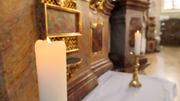 Kerzen brennen vor dem Sonntagsgottesdienst. - &copy; Silas Stein/dpa/Symbolbild