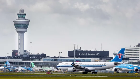 Blick auf den Kontrollturm am Flughafen Schiphol. - &copy; Lex Van Lieshout/ANP via epa/dpa