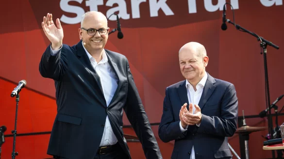 Bremens Andreas Bovenschulte (l) erh&auml;lt Wahlkampfunterst&uuml;tzung von Bundeskanzler Olaf Scholz. - &copy; Sina Schuldt/dpa