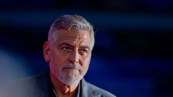 «Wir sind alle für einen anständigen und fairen Lohn», sagt US-Schauspieler George Clooney bei einer Veranstaltung in Köln. - © Rolf Vennenbernd/dpa