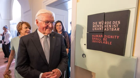 Bundespr&auml;sident Frank-Walter Steinmeier in der neuen Ausstellung &laquo;Der Wille zu Freiheit und Demokratie. Der Verfassungskonvent von Herrenchiemsee 1948&raquo; im Alten Schloss im bayerischen Herrenchiemsee. - &copy; Peter Kneffel/dpa