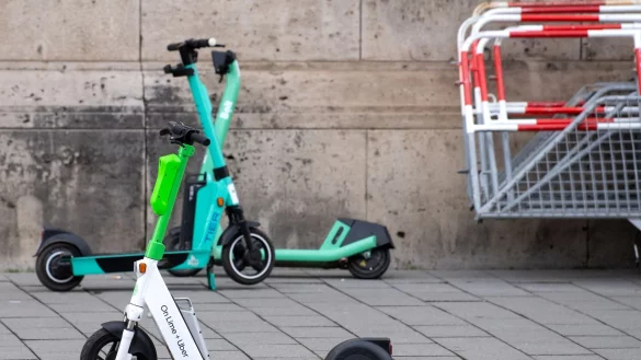 E-Scooter von Lime, Tier und Bolt stehen in Berlin auf einem Gehweg. - &copy; Sven Hoppe/dpa