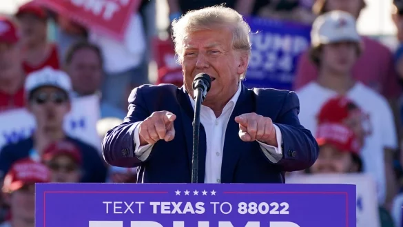 Der ehemalige US-Präsident Donald Trump macht anderen Vorwürfe. - © Nathan Howard/AP/dpa