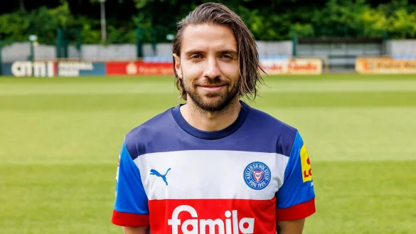 Fototermin Holstein Kiel. Spieler Julian Korb. - © Axel Heimken/dpa