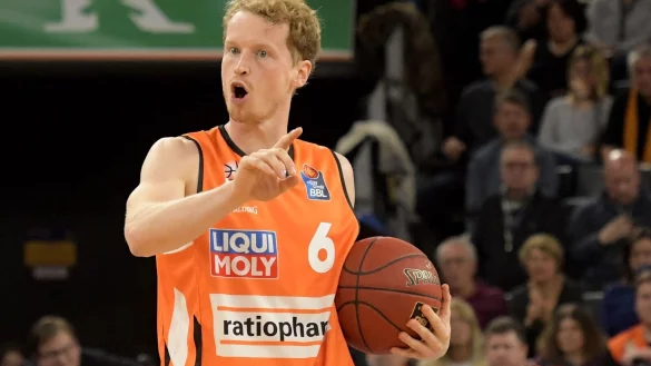 Ulms Per G&uuml;nther hebt den Zeigefinger. - &copy; Stefan Puchner/dpa/Archivbild