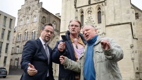 Die Schauspieler Jan Josef Liefers, Detlev Buck und Axel Prahl stehen vor der Liebfrauen-&Uuml;berwasserkirche. - &copy; Bernd Thissen/dpa