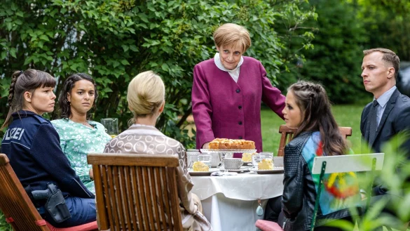 Miss Merkel (Katharina Thalbach, 4.v.l.) l&ouml;st den Mordfall. - &copy; Maor Waisburd/RTL/dpa