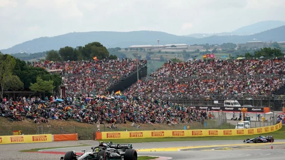 Der Brite Lewis Hamilton steuert den Mercedes-Boliden auf der Strecke in Barcelona. - © Hasan Bratic/dpa