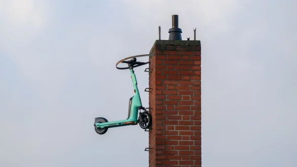 Der Elektro-Roller hing in rund zehn Metern H&ouml;he. - &copy; Julian Stratenschulte/dpa