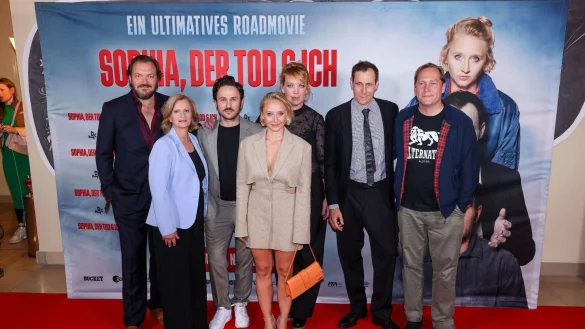 Charly H&uuml;bner (l-r), Johanna Gastdorf, Dimitrij Schaad, Anna Maria M&uuml;he, Lina Beckmann, Marc Hosemann und Thees Uhlmann bei der Premiere in Berlin. - &copy; Gerald Matzka/dpa
