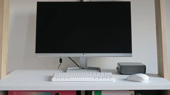 Wo ist der Rechner versteckt? Hinter der Maus. Manche dieser Mini-PCs lassen sich sogar per VESA-Aufnahme hinter den Monitor h&auml;ngen und somit g&auml;nzlich verstecken. - &copy; Tom Nebe/dpa-tmn