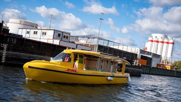 Ein Solarschiff der DHL der Deutschen Post fährt in den Westhafen Berlin. Der Logistikkonzern will die Postlieferung per Schiff ausbauen. - © Fabian Sommer/dpa